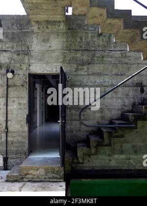 Vista attraverso porta aperta accanto ai gradini in casa brasiliana Foto Stock