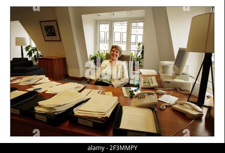 Ruth Kelly nel suo ufficio nel dep di Educazione In London.pic David Sandison 10/6/2005 Foto Stock