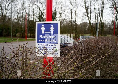 Segno sociale di distanza in un parcheggio auto nella città Hampshire di Romsey. Foto Stock