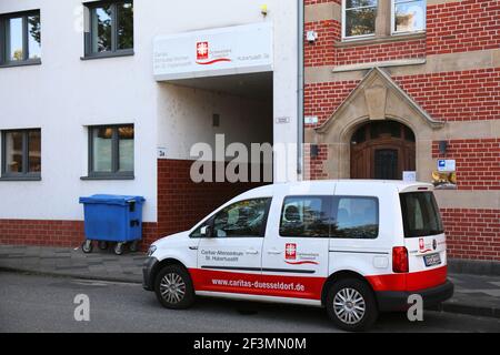 DUSSELDORF, GERMANIA - 19 SETTEMBRE 2020: Ufficio e veicolo Caritas a Dusseldorf, Germania. La Caritas è un'organizzazione cattolica di soccorso. Foto Stock