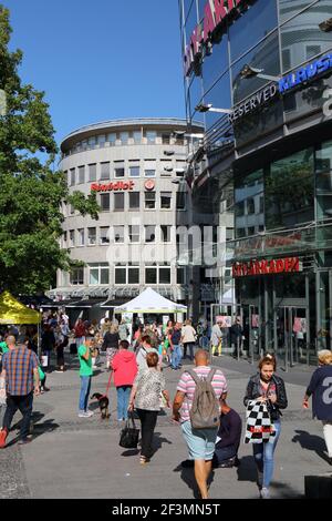 WUPPERTAL, GERMANIA - 19 SETTEMBRE 2020: La gente acquista nel distretto centrale di Elberfeld in Wuppertal, Germania. Wuppertal è la città più grande del Bergis Foto Stock