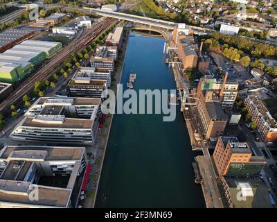 Duisburg città in Germania. Porto interno (Innenhafen). Ex architettura industriale. Foto Stock