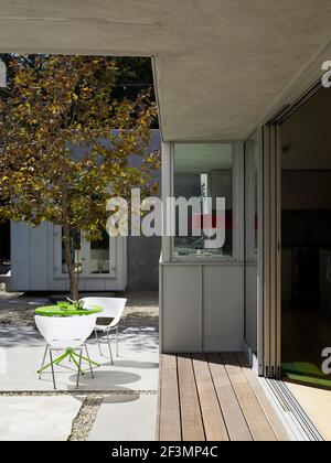 Posti a sedere sul patio fuori della casa degli Stati Uniti Foto Stock