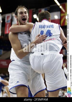 BASKETBALL - EUROPEAN CHAMPIONSHIP 2009 - KATOWICE (POL) - 19/09/2009 - PHOTO : HERVE BELLENGER / DPPI SLOVENIA V SERBIA - CELEBRATION SERBIA Foto Stock