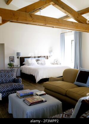 Posti a sedere in camera da letto con soffitto a travi in casa francese Foto Stock