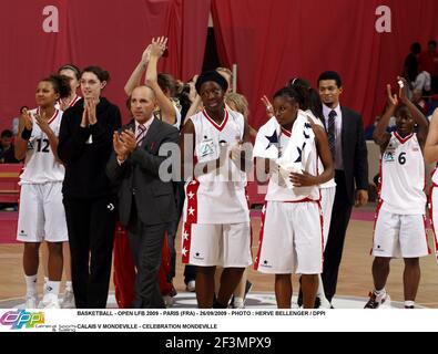 BASKETBALL - OPEN LFB 2009 - PARIS (FRA) - 26/09/2009 - PHOTO : HERVE BELLENGER / DPPI CALAIS V MONDEVILLE - CELEBRATION MONDEVILLE Foto Stock