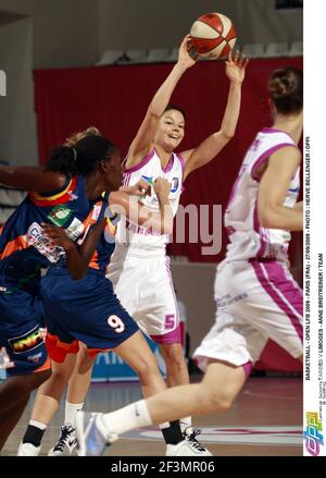 BASKETBALL - OPEN LFB 2009 - PARIS (FRA) - 27/09/2009 - PHOTO : HERVE BELLENGER / DPPI TARBES V LIMOGES - ANNE BREITREINER / TEAM Foto Stock