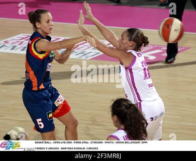 BASKETBALL - OPEN LFB 2009 - PARIS (FRA) - 27/09/2009 - PHOTO : HERVE BELLENGER / DPPI TARBES V LIMOGES - MARYSKA KOWALIK / LIMOGES Foto Stock