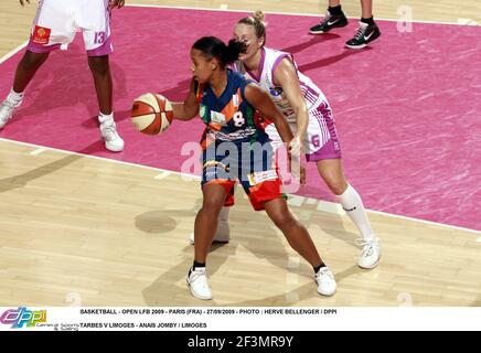 BASKETBALL - OPEN LFB 2009 - PARIS (FRA) - 27/09/2009 - PHOTO : HERVE BELLENGER / DPPI TARBES V LIMOGES - ANAIS JOMBY / LIMOGES Foto Stock