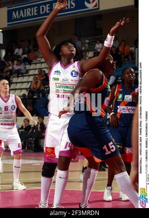 BASKETBALL - OPEN LFB 2009 - PARIS (FRA) - 27/09/2009 - PHOTO : HERVE BELLENGER / DPPI TARBES V LIMOGES - ISABELL YAKOUBOU / TARBES Foto Stock