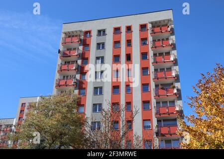 Edificio generico in Polonia. Architettura residenziale prefabbricata in cemento dagli anni '70. Città di Bytom, Polonia. Foto Stock