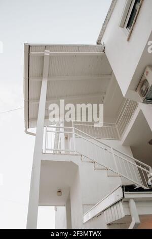 Primo piano di scale bianche e balconi. Estate Foto Stock