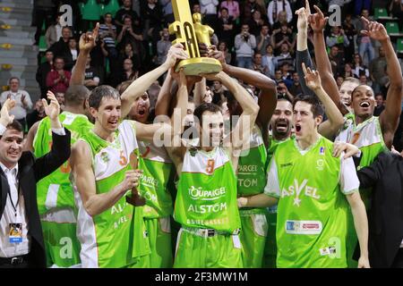 BASKETBALL - SEMAINE DES AS 2010 -FINALE - VILLEURBANNE (FRA) ORLEANS (FRA) -21/02/2010 CELEBRATION ASVEL PHOTO : HERVE BELLENGER / DPPI Foto Stock