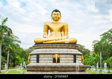 Statua del Buddha presso il Parco Viharamahadevi o Victoria Park, parco pubblico situato in Colombo vicino al Museo nazionale in Sri Lanka Foto Stock