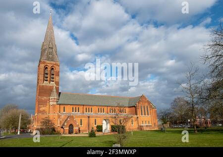 Cattedrale di San Michele e San Giorgio ad Aldershot, la cattedrale cattolica romana per il Vescovato delle forze, Hampshire, Inghilterra, Regno Unito Foto Stock