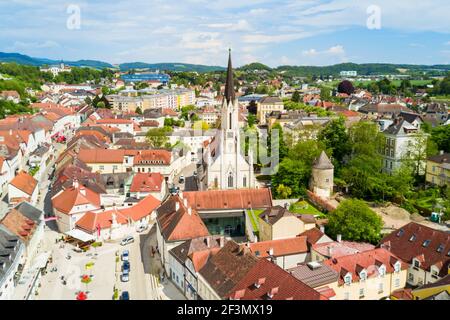 Stadtpfarrkirche o città chiesa parrocchiale antenna vista panoramica, Melk Centro citta'. Melk è una città nella valle di Wachau in Austria Inferiore. Foto Stock