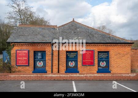 Negozio di sarti civili e militari Glover & Riding ad Aldershot, Hampshire, Inghilterra, Regno Unito Foto Stock