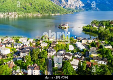 Gmunden Schloss Ort o Schloss Orth sul lago Traunsee antenna vista panoramica, Austria. Gmunden Schloss Ort austriaci è un castello fondato intorno al 1080 Foto Stock