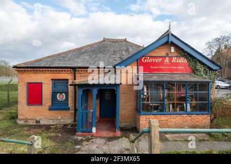 Negozio di sarti civili e militari Glover & Riding ad Aldershot, Hampshire, Inghilterra, Regno Unito Foto Stock