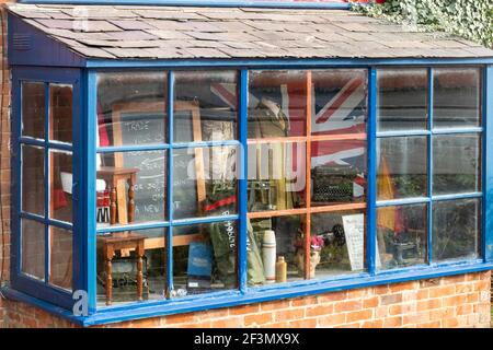 Negozio di sarti civili e militari Glover & Riding ad Aldershot, Hampshire, Inghilterra, Regno Unito. Vetrina con divise e kit militari. Foto Stock