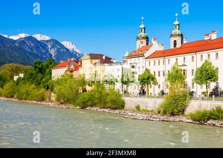 Innsbruck terrapieno con case di bellezza presso il fiume Inn. Innsbruck è la capitale del Tirolo in Austria occidentale. Foto Stock