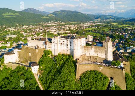 La città di Salisburgo antenna centrale vista panoramica, Austria. Salisburgo (letteralmente 'Salt fortezza o Castello di sale") è la quarta città più grande in Austria. Foto Stock