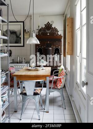 Sedie di metallo al tavolo in cucina di casa francese Foto Stock