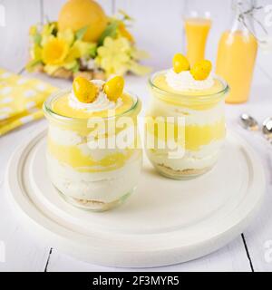 Dessert pasquale in vasetti con panna montata e glassa pudding con aggiunta di eggnog. Foto Stock
