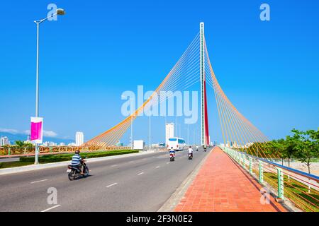 Cau Nguyen Van Troi Tran Thi Ly Bridge è un ponte che attraversa il fiume Han a Danang city in Vietnam Foto Stock