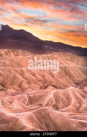 Bella colorata Death Valley National Park paesaggio immagine di viaggio con montagne Foto Stock