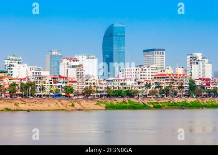 Phnom Penh skyline della città e il fiume Tonle Sap. Phnom Penh è la capitale e la città più grande della Cambogia. Foto Stock