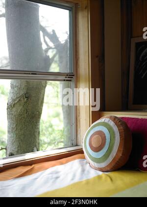 Cuscino modellato sul letto in cabina di legno USA casa Foto Stock
