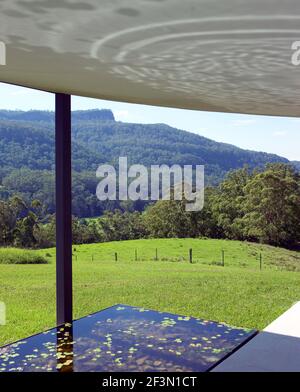 Vista dalla terrazza attraverso il laghetto per vedere oltre dall'Australia casa Foto Stock