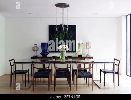 Tavolo e sedie nella luminosa sala da pranzo in casa canadese Foto Stock