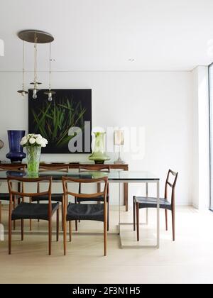 Tavolo e sedie nella luminosa sala da pranzo in casa canadese Foto Stock