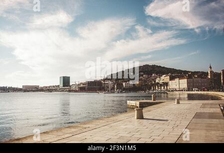 Splendido paesaggio estivo che si affaccia sulla città croata in montagna con vecchie case storiche e le nostre case moderne vicino al mare. Vista panoramica. Foto Stock