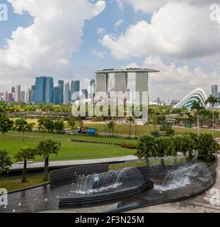 Vista di Marina Bay sands hotel e casino da giardini dalla Baia di Singapore. Foto Stock