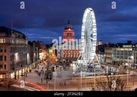 La piazza del mercato con la ruota di Nottingham dal crepuscolo, England, Regno Unito Foto Stock