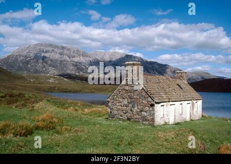 Tenuta bothy sulle rive del Loch Stack con Arkle sullo sfondo Foto Stock
