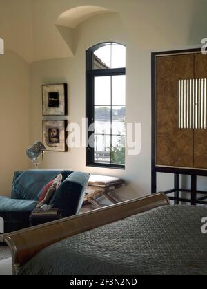 Imbottiti letto da giorno ai piedi del letto matrimoniale spaziosa in stile  tradizionale camera da letto Foto stock - Alamy