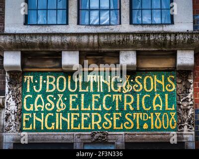 Cartello TJ Boulting Art Gallery London - Art Nouveau T J Boulting & Sons gas & Electrical Engineers Est 1808 - Riding House Street Fitzrovia Londra Foto Stock