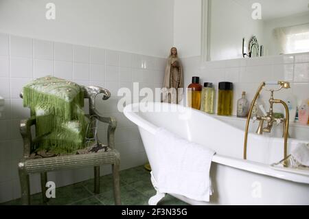 Vasca da bagno in vecchio stile con piano per disabili Foto Stock