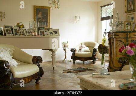 Vista sul soggiorno con pianoforte Foto Stock