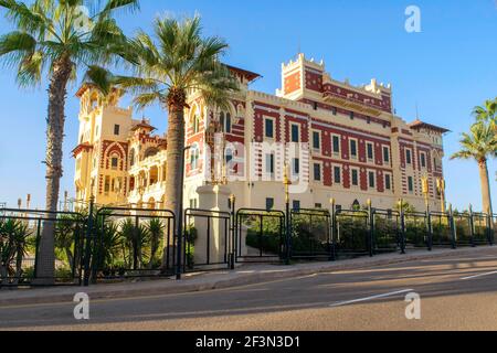 Alessandria - Egitto - 08 ottobre 2020: Bella vista di Montaza Palace esterno nel parco pubblico di Montazah. Giardini reali e palazzo in Egitto prima del Foto Stock