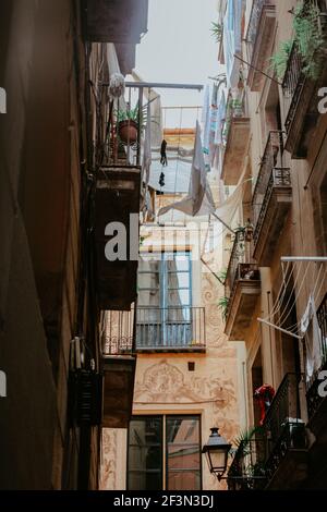 Un'immagine a basso angolo di due edifici catturati da un corsia stretta Foto Stock