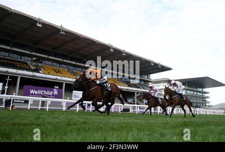 Metti il bollitore su guidato da Aidan Coleman sulla loro strada per vincere la Betway Queen Mother Champion Chase il giorno due del Cheltenham Festival a Cheltenham Racecourse. Data immagine: Mercoledì 17 marzo 2021. Foto Stock