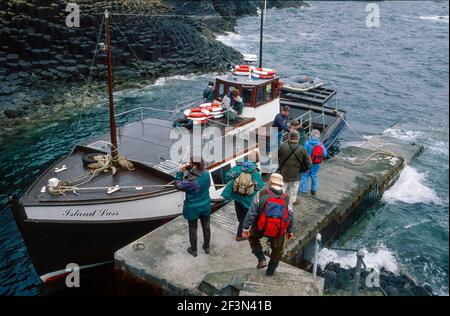 I turisti si imbarcarono a bordo del lass dell'isola a Staffa Foto Stock