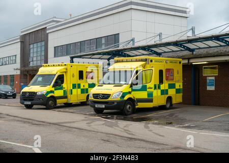 Ambulanze della costa sud-orientale, ambulanza di emergenza, parcheggiata fuori dall'ospedale generale del distretto di Eastbourne, Eastbourne, East Sussex, regno unito Foto Stock