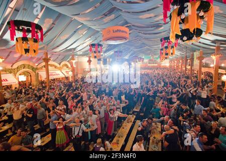 Germania, cannstatter wasn, Octoberfest, persone in tenda birra Foto Stock