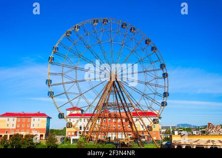 Sochi, Russia - 04 ottobre 2020: Ferris Fheel nel Parco a tema Sochi nella città turistica di Sochi in Russia Foto Stock